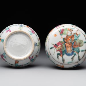 A varied collection of thirteen pieces Chinese famille rose and verte porcelain, 19th C. — 照片 34