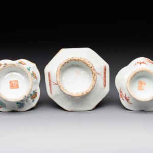 A varied collection of thirteen pieces Chinese famille rose and verte porcelain, 19th C. — 照片 9