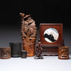 A varied collection of three Chinese brush pots, two sculptures, a lacquered covered box and a marble-inlaid wooden table screen, 20th C. — photo 1