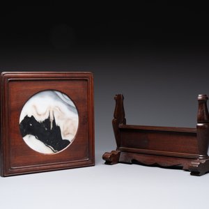 A varied collection of three Chinese brush pots, two sculptures, a lacquered covered box and a marble-inlaid wooden table screen, 20th C. — photo 13