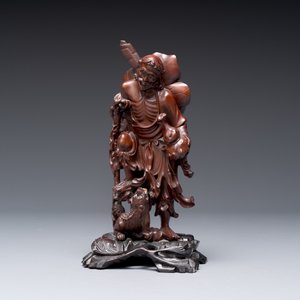 A varied collection of three Chinese brush pots, two sculptures, a lacquered covered box and a marble-inlaid wooden table screen, 20th C. — photo 14