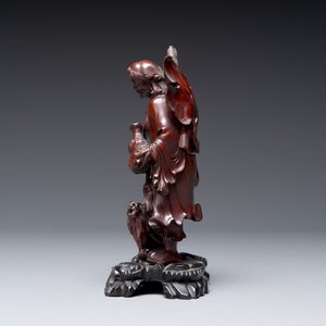 A varied collection of three Chinese brush pots, two sculptures, a lacquered covered box and a marble-inlaid wooden table screen, 20th C. — photo 15