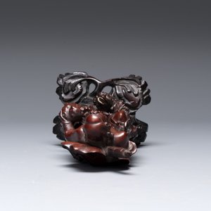 A varied collection of three Chinese brush pots, two sculptures, a lacquered covered box and a marble-inlaid wooden table screen, 20th C. — photo 19