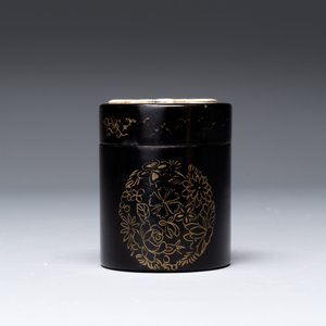A varied collection of three Chinese brush pots, two sculptures, a lacquered covered box and a marble-inlaid wooden table screen, 20th C. — photo 21