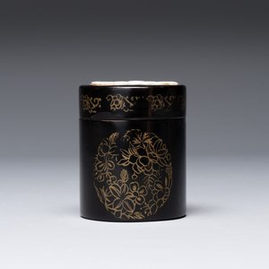 A varied collection of three Chinese brush pots, two sculptures, a lacquered covered box and a marble-inlaid wooden table screen, 20th C. — photo 22