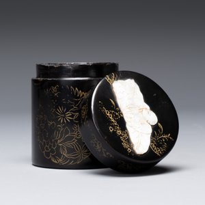 A varied collection of three Chinese brush pots, two sculptures, a lacquered covered box and a marble-inlaid wooden table screen, 20th C. — photo 23