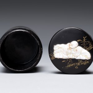 A varied collection of three Chinese brush pots, two sculptures, a lacquered covered box and a marble-inlaid wooden table screen, 20th C. — photo 24