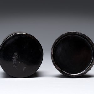 A varied collection of three Chinese brush pots, two sculptures, a lacquered covered box and a marble-inlaid wooden table screen, 20th C. — photo 25