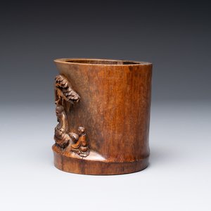 A varied collection of three Chinese brush pots, two sculptures, a lacquered covered box and a marble-inlaid wooden table screen, 20th C. — photo 27