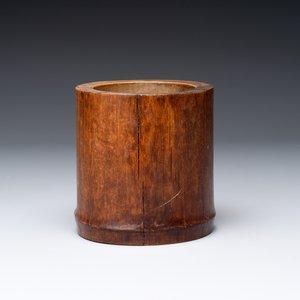 A varied collection of three Chinese brush pots, two sculptures, a lacquered covered box and a marble-inlaid wooden table screen, 20th C. — photo 28