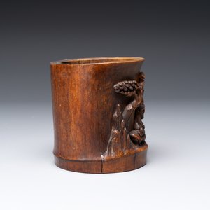 A varied collection of three Chinese brush pots, two sculptures, a lacquered covered box and a marble-inlaid wooden table screen, 20th C. — photo 29