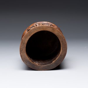 A varied collection of three Chinese brush pots, two sculptures, a lacquered covered box and a marble-inlaid wooden table screen, 20th C. — photo 30