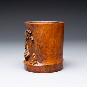 A varied collection of three Chinese brush pots, two sculptures, a lacquered covered box and a marble-inlaid wooden table screen, 20th C. — photo 33