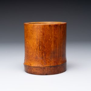 A varied collection of three Chinese brush pots, two sculptures, a lacquered covered box and a marble-inlaid wooden table screen, 20th C. — photo 34