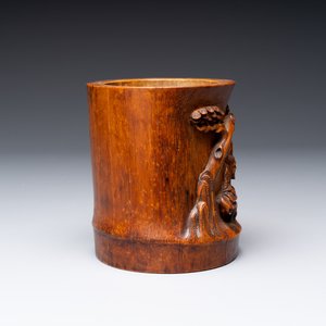 A varied collection of three Chinese brush pots, two sculptures, a lacquered covered box and a marble-inlaid wooden table screen, 20th C. — photo 35