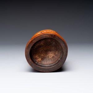A varied collection of three Chinese brush pots, two sculptures, a lacquered covered box and a marble-inlaid wooden table screen, 20th C. — photo 37