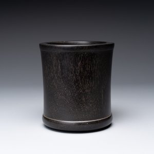 A varied collection of three Chinese brush pots, two sculptures, a lacquered covered box and a marble-inlaid wooden table screen, 20th C. — photo 38