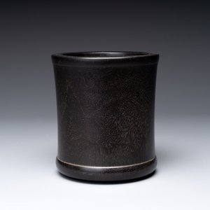 A varied collection of three Chinese brush pots, two sculptures, a lacquered covered box and a marble-inlaid wooden table screen, 20th C. — photo 39