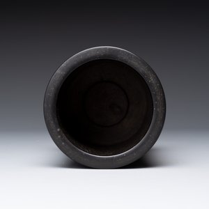 A varied collection of three Chinese brush pots, two sculptures, a lacquered covered box and a marble-inlaid wooden table screen, 20th C. — photo 40