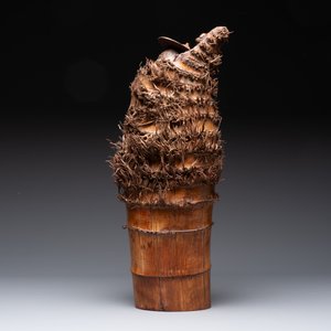 A varied collection of three Chinese brush pots, two sculptures, a lacquered covered box and a marble-inlaid wooden table screen, 20th C. — photo 4