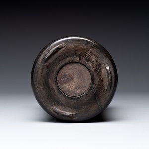 A varied collection of three Chinese brush pots, two sculptures, a lacquered covered box and a marble-inlaid wooden table screen, 20th C. — photo 41