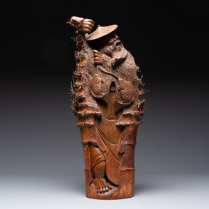 A varied collection of three Chinese brush pots, two sculptures, a lacquered covered box and a marble-inlaid wooden table screen, 20th C. — photo 6