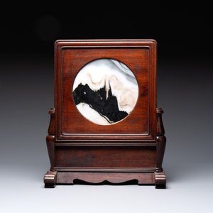 A varied collection of three Chinese brush pots, two sculptures, a lacquered covered box and a marble-inlaid wooden table screen, 20th C. — photo 9