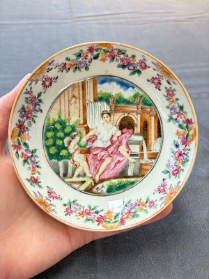 A varied collection of three Chinese famille rose 'mythological subject' cups and two saucers, Qianlong — 照片 1