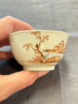 A varied collection of three Chinese famille rose 'mythological subject' cups and two saucers, Qianlong — 照片 11