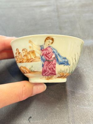 A varied collection of three Chinese famille rose 'mythological subject' cups and two saucers, Qianlong — 照片 12