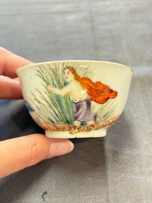 A varied collection of three Chinese famille rose 'mythological subject' cups and two saucers, Qianlong — 照片 13