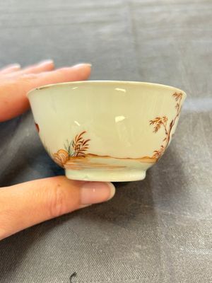 A varied collection of three Chinese famille rose 'mythological subject' cups and two saucers, Qianlong — 照片 14