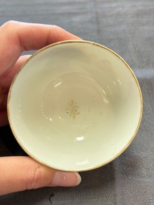 A varied collection of three Chinese famille rose 'mythological subject' cups and two saucers, Qianlong — 照片 15