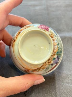 A varied collection of three Chinese famille rose 'mythological subject' cups and two saucers, Qianlong — 照片 16