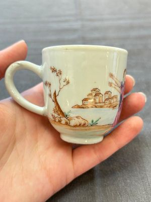 A varied collection of three Chinese famille rose 'mythological subject' cups and two saucers, Qianlong — 照片 17
