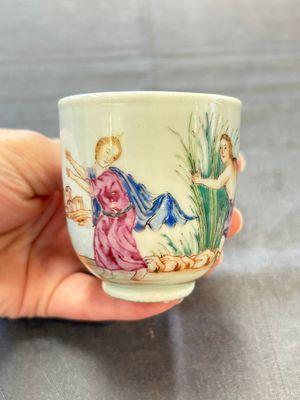 A varied collection of three Chinese famille rose 'mythological subject' cups and two saucers, Qianlong — 照片 18