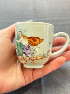 A varied collection of three Chinese famille rose 'mythological subject' cups and two saucers, Qianlong — 照片 19