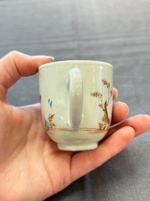 A varied collection of three Chinese famille rose 'mythological subject' cups and two saucers, Qianlong — 照片 20