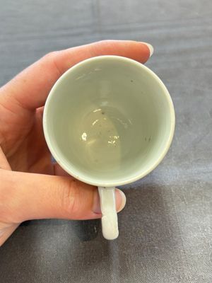 A varied collection of three Chinese famille rose 'mythological subject' cups and two saucers, Qianlong — 照片 21