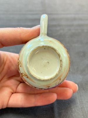 A varied collection of three Chinese famille rose 'mythological subject' cups and two saucers, Qianlong — 照片 22