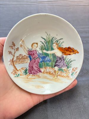 A varied collection of three Chinese famille rose 'mythological subject' cups and two saucers, Qianlong — 照片 3
