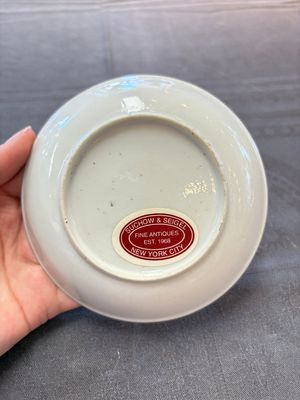 A varied collection of three Chinese famille rose 'mythological subject' cups and two saucers, Qianlong — 照片 4