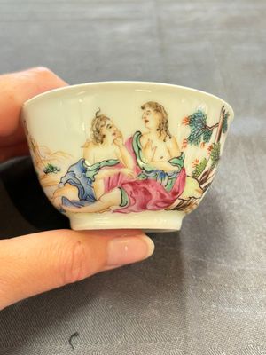 A varied collection of three Chinese famille rose 'mythological subject' cups and two saucers, Qianlong — 照片 5