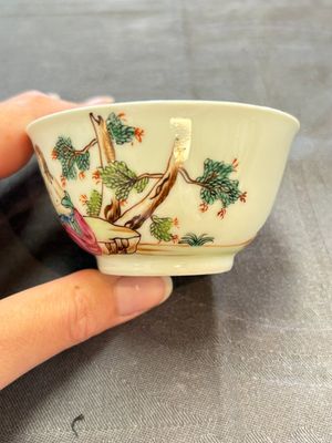 A varied collection of three Chinese famille rose 'mythological subject' cups and two saucers, Qianlong — 照片 6