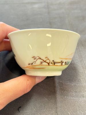 A varied collection of three Chinese famille rose 'mythological subject' cups and two saucers, Qianlong — 照片 7