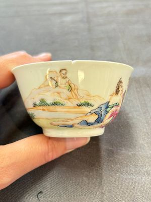 A varied collection of three Chinese famille rose 'mythological subject' cups and two saucers, Qianlong — 照片 8