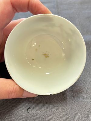 A varied collection of three Chinese famille rose 'mythological subject' cups and two saucers, Qianlong — 照片 9