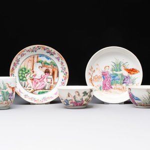 A varied collection of three Chinese famille rose 'mythological subject' cups and two saucers, Qianlong — 照片 1
