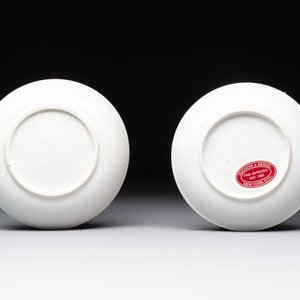 A varied collection of three Chinese famille rose 'mythological subject' cups and two saucers, Qianlong — 照片 3