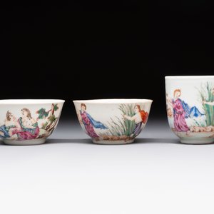 A varied collection of three Chinese famille rose 'mythological subject' cups and two saucers, Qianlong — 照片 4